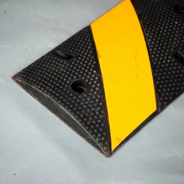 Wholesale Road Traffic Safety Deceleration Cable Speed Hump - Image 5