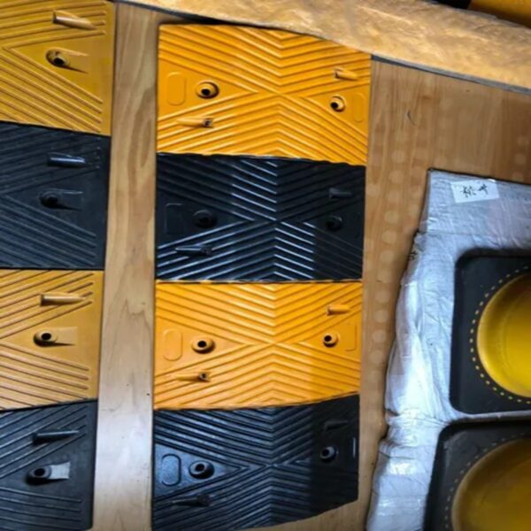 Traffic Safety Recycled Rubber Car Ramp Wheel Speed Bump - Image 2