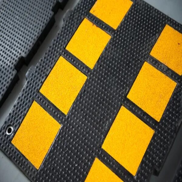 Recycled Rubber Car Tire Stopper Traffic Speed Hump - Image 2
