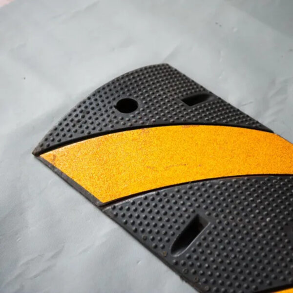 Traffic Speed Breaker Rubber Road Hump for Parking - Image 6