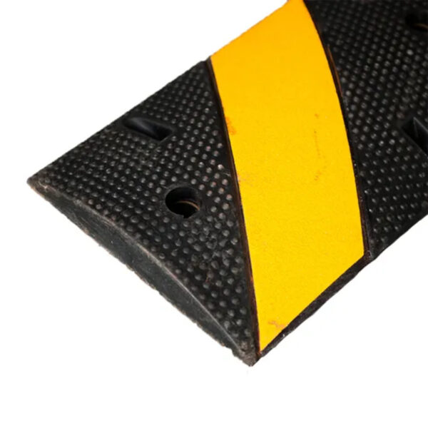 Traffic Speed Breaker Rubber Road Hump for Parking - Image 4