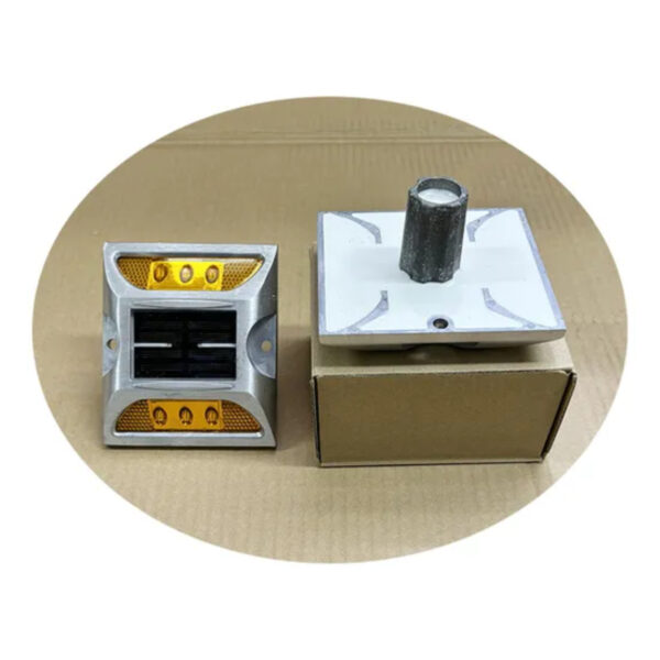 Yellow LED Flash Stud Aluminum Solar Road Stud with Nail - Image 3
