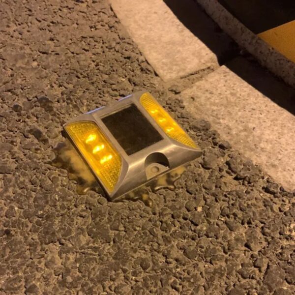 Reliable High Quality Yellow White Flash LED Solar Road Stud - Image 3