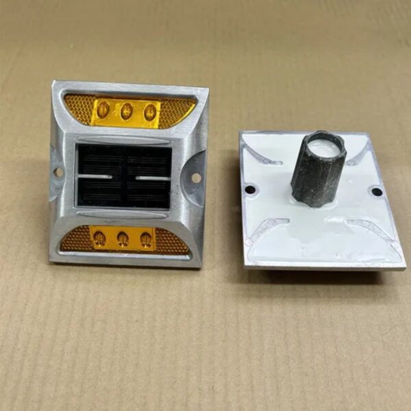 103×121mm Aluminum LED Flash Solar Road Stud with Nail - Image 2