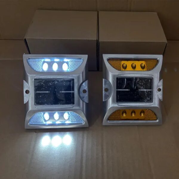 103×121mm Aluminum LED Flash Solar Road Stud with Nail - Image 3