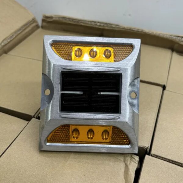 103×121mm Aluminum LED Flash Solar Road Stud with Nail - Image 4