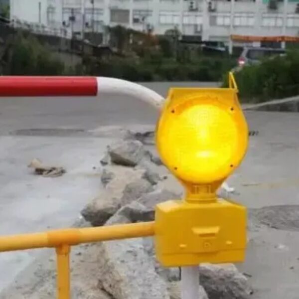 Reliable LED Flashing Light Road Barrier Warning Light - Image 6