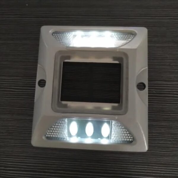 Reliable Highway Red Traffic Stud Solar Safety Road Stud - Image 4