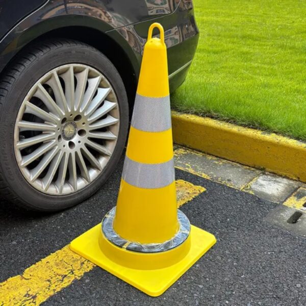 Best 75cm Yellow LED Solar Traffic Cone Plastic Traffic Cone - Image 3