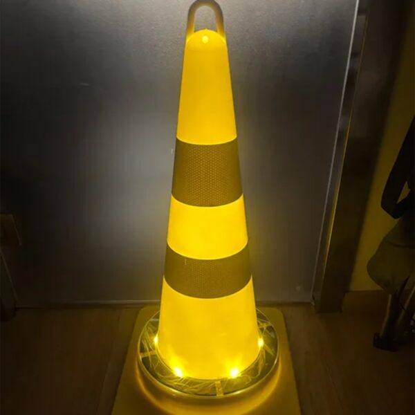 Best 75cm Yellow LED Solar Traffic Cone Plastic Traffic Cone - Image 4