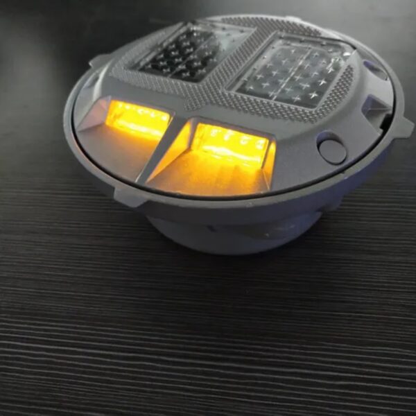 Reliable Solar Powered LED Strobe Beacon Stud Warning Light - Image 3