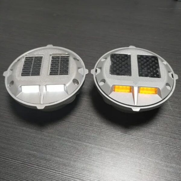 Reliable Solar Powered LED Strobe Beacon Stud Warning Light - Image 4