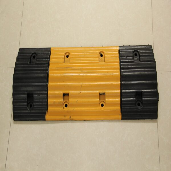 Reliable Rubber Durable Yellow Speed Bump for Road Safety - Image 3