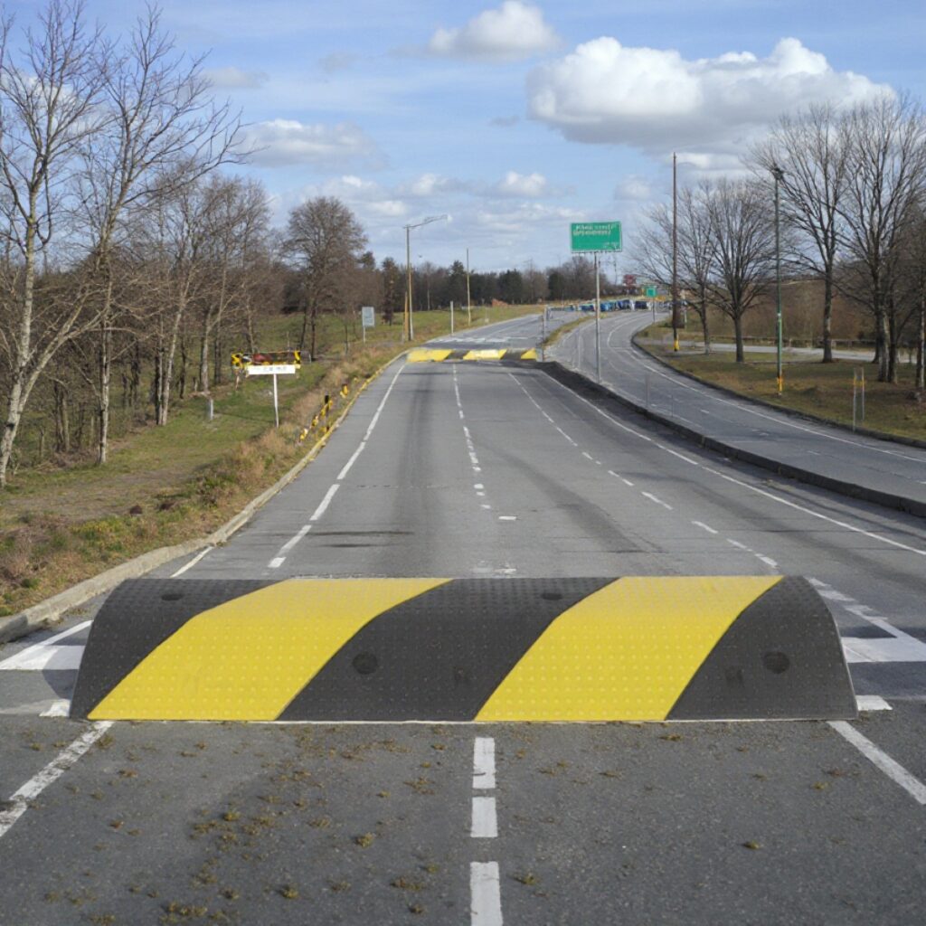 Hot Sale 100x30x4cm Speed Hump Plastic Made Deceleration Strip