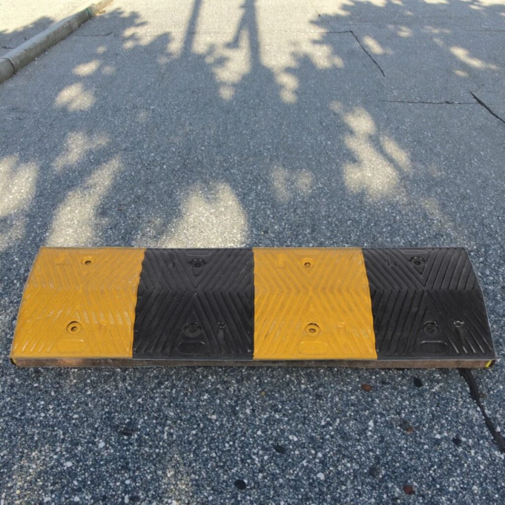 Portable 100x35x4cm Rubber Speed Hump for Asphalt Roadway Safety
