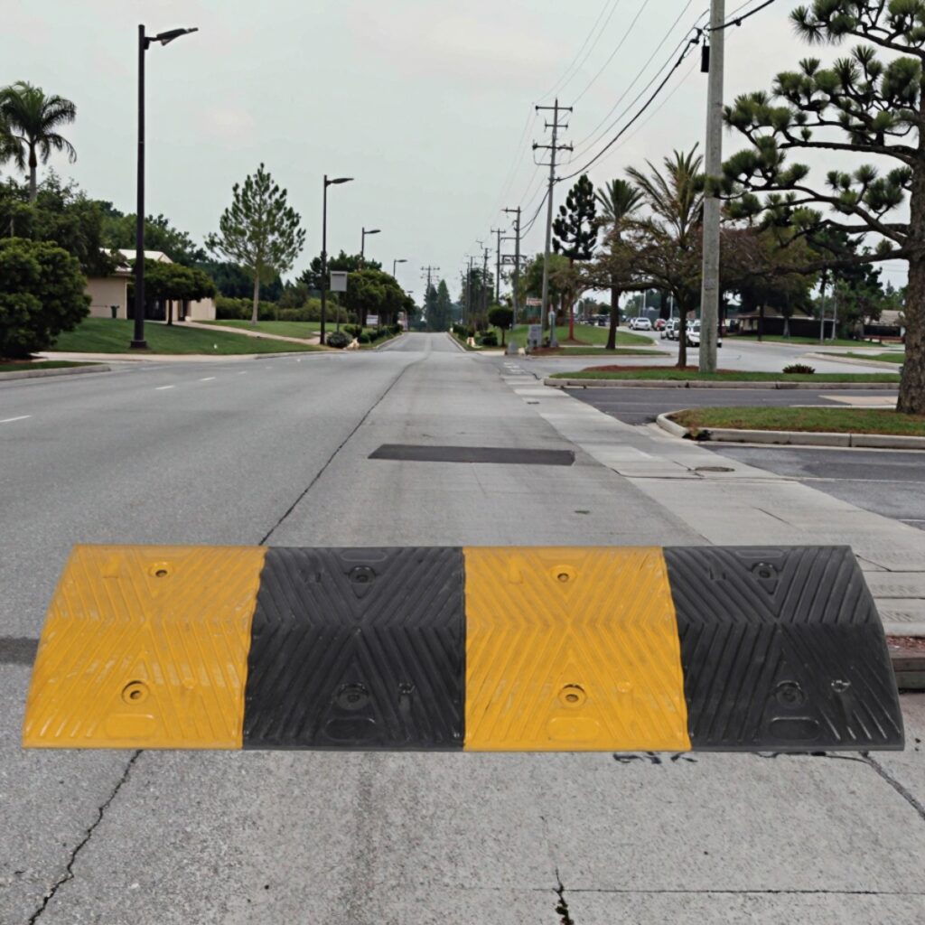 Portable 100x35x4cm Rubber Speed Hump For Roadway Safety
